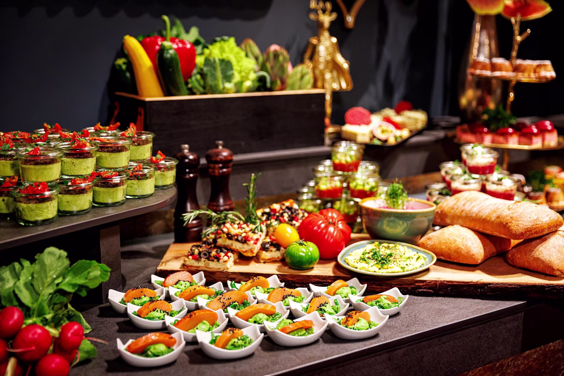 Buffet mit verschiedenen Finger-Food-Snacks 