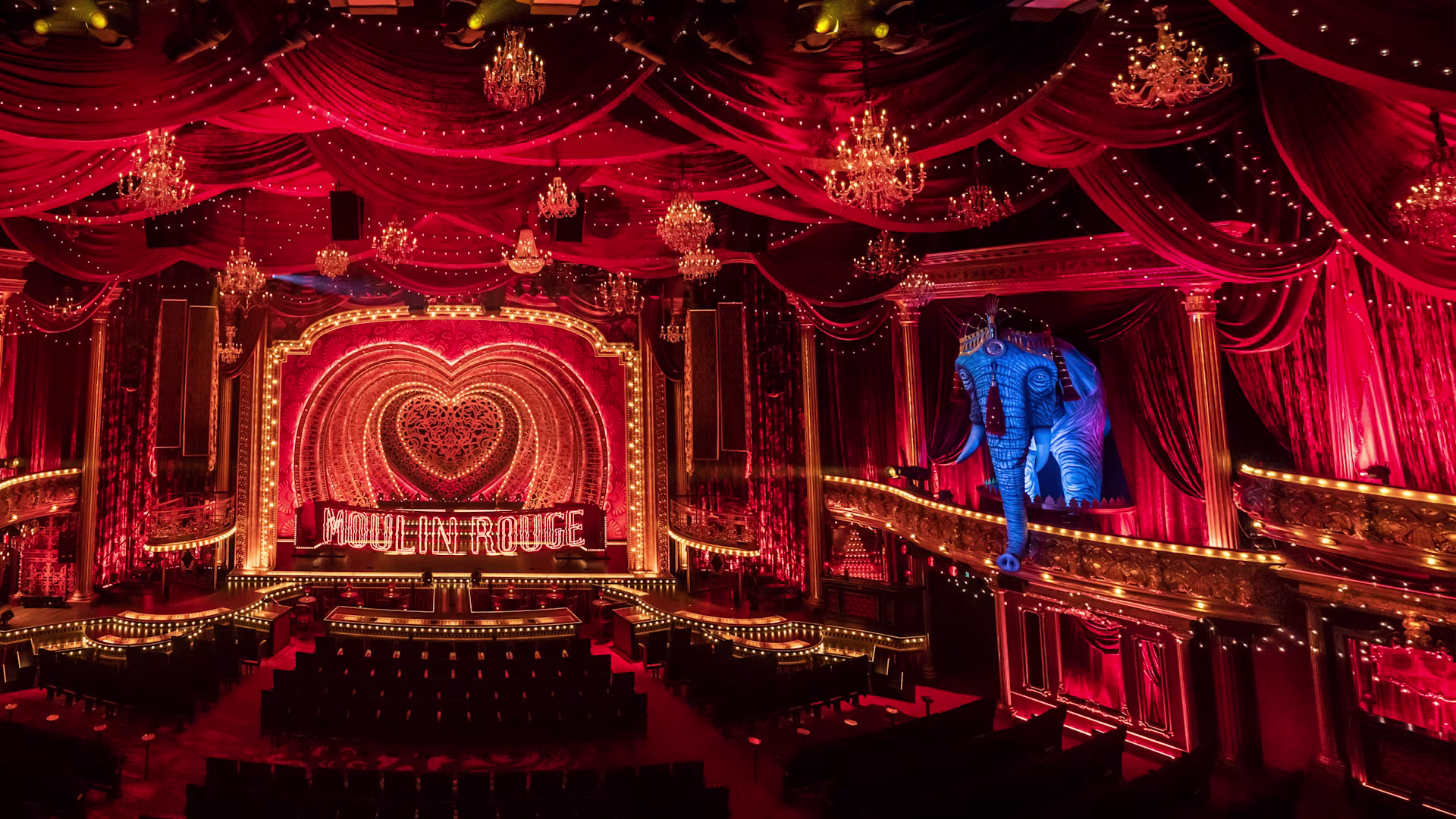 Moulin Rouge: Zuschauerraum und Bühne in roten Farben