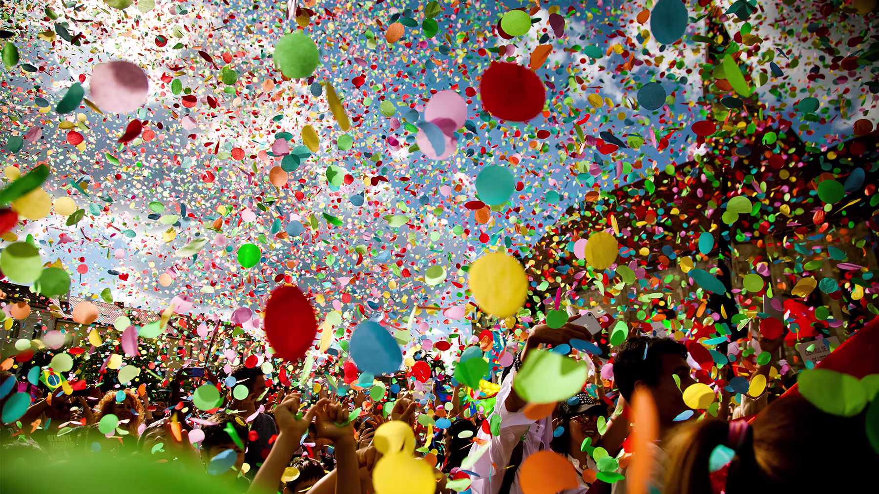 Konfetti in der Luft beim Karneval