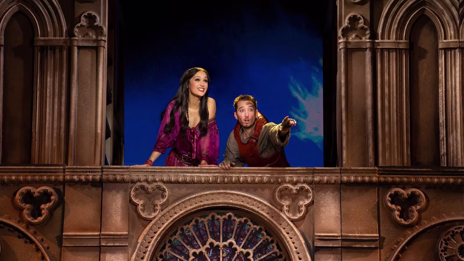 Esmeralda und Quasimodo auf dem Dach der Notre Dame in Disney Der Glöckner von Notre Dame