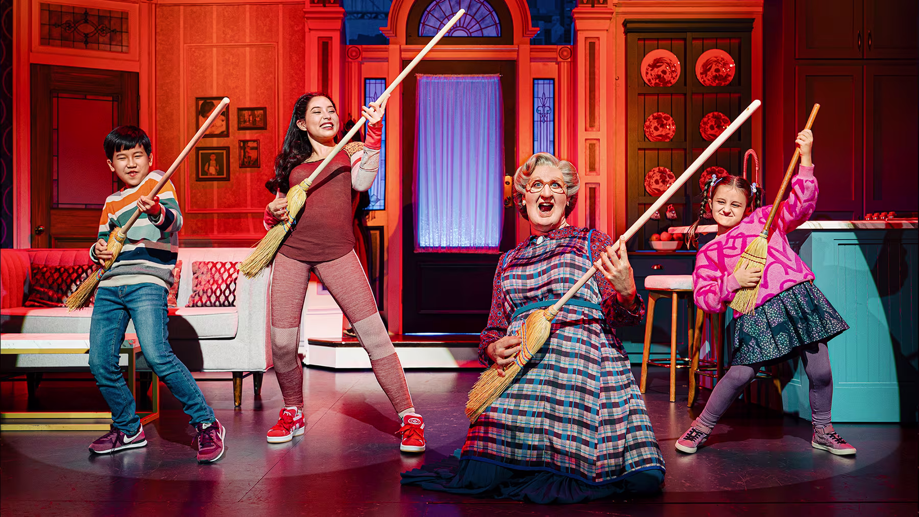 Pressebild zu Mrs. Doubtfire, Darsteller:innen auf der Bühne, Szenenausschnitt von Mrs. Doubtfire – Der neue Musical-Hit