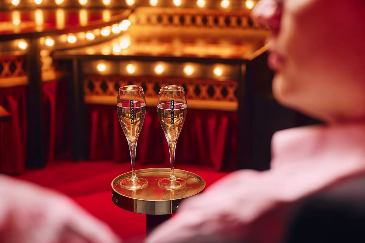 Champagnergläser auf einem Tisch 