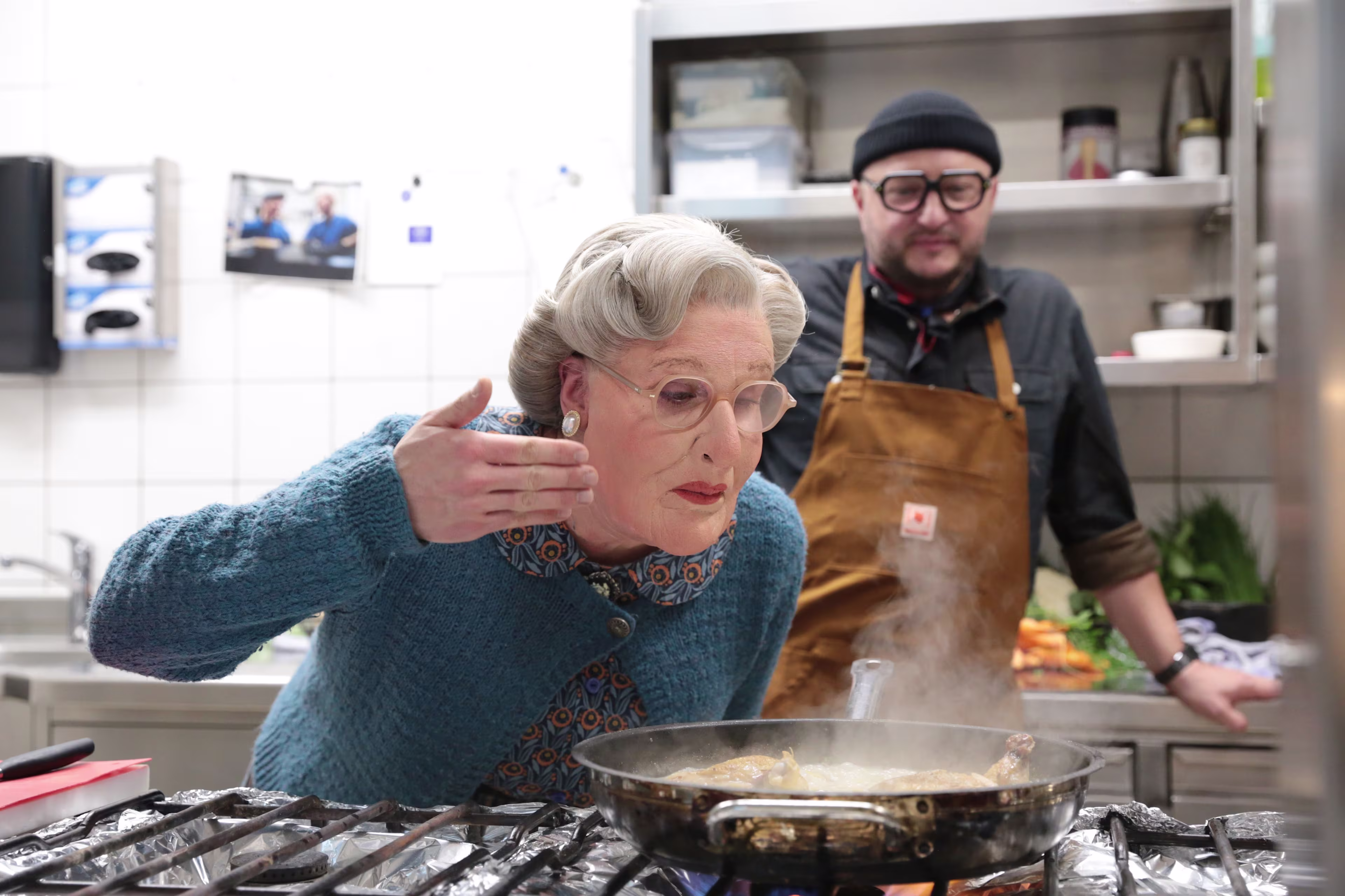 Koch-Nachhilfe für Mrs. Doubtfire durch Fernsehkoch Sebastian Lege | Foto: Ingo Lammert