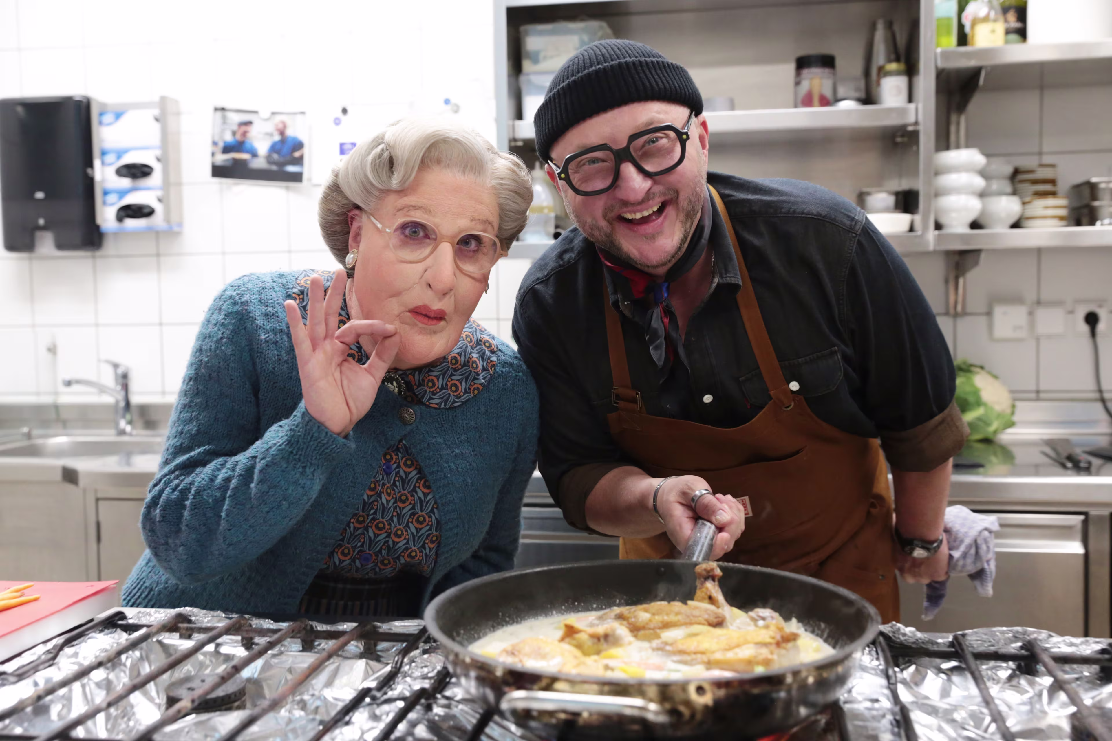 Koch-Nachhilfe für Mrs. Doubtfire durch Fernsehkoch Sebastian Lege | Foto: Ingo Lammer