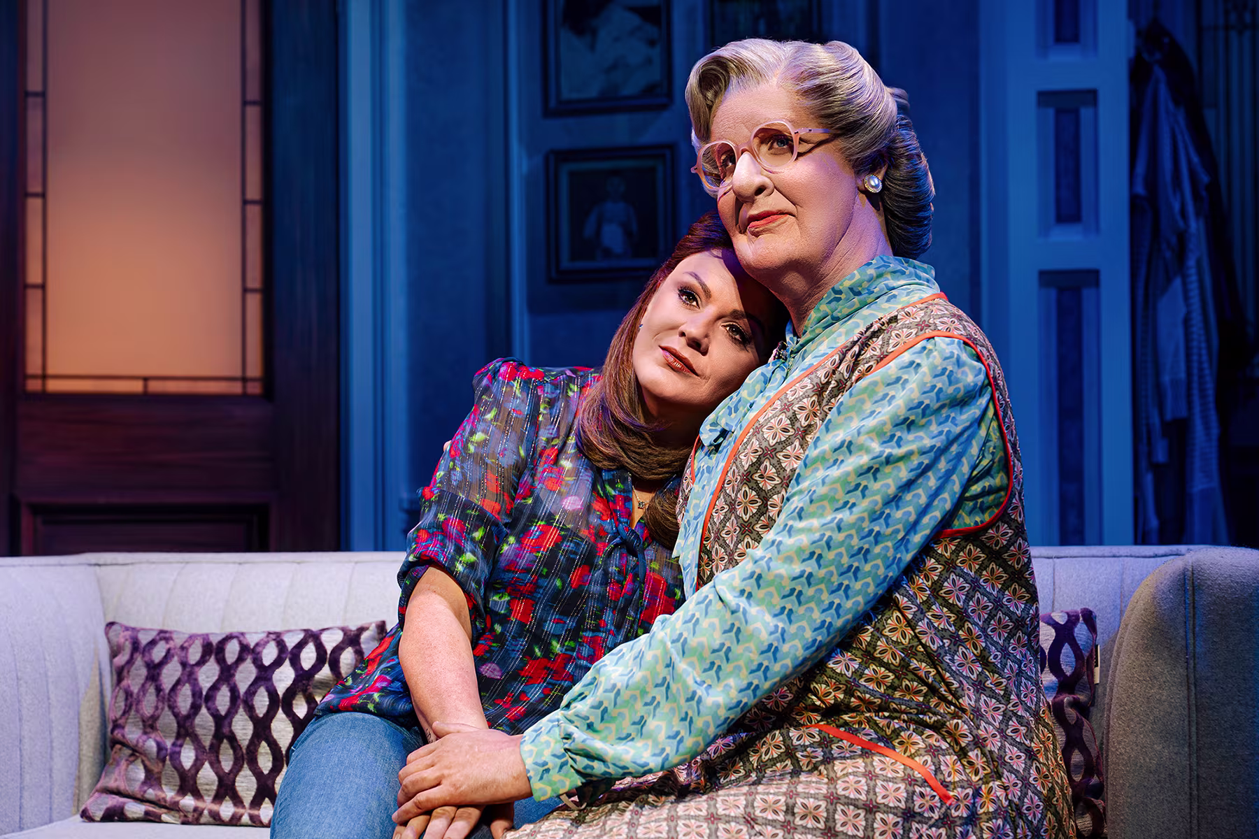 Szene aus Mrs Doubtfire – Der neue Musical-Hit: Mrs Doubtfire sitzt in ihrem grünen Sessel und schaut zum Publikum