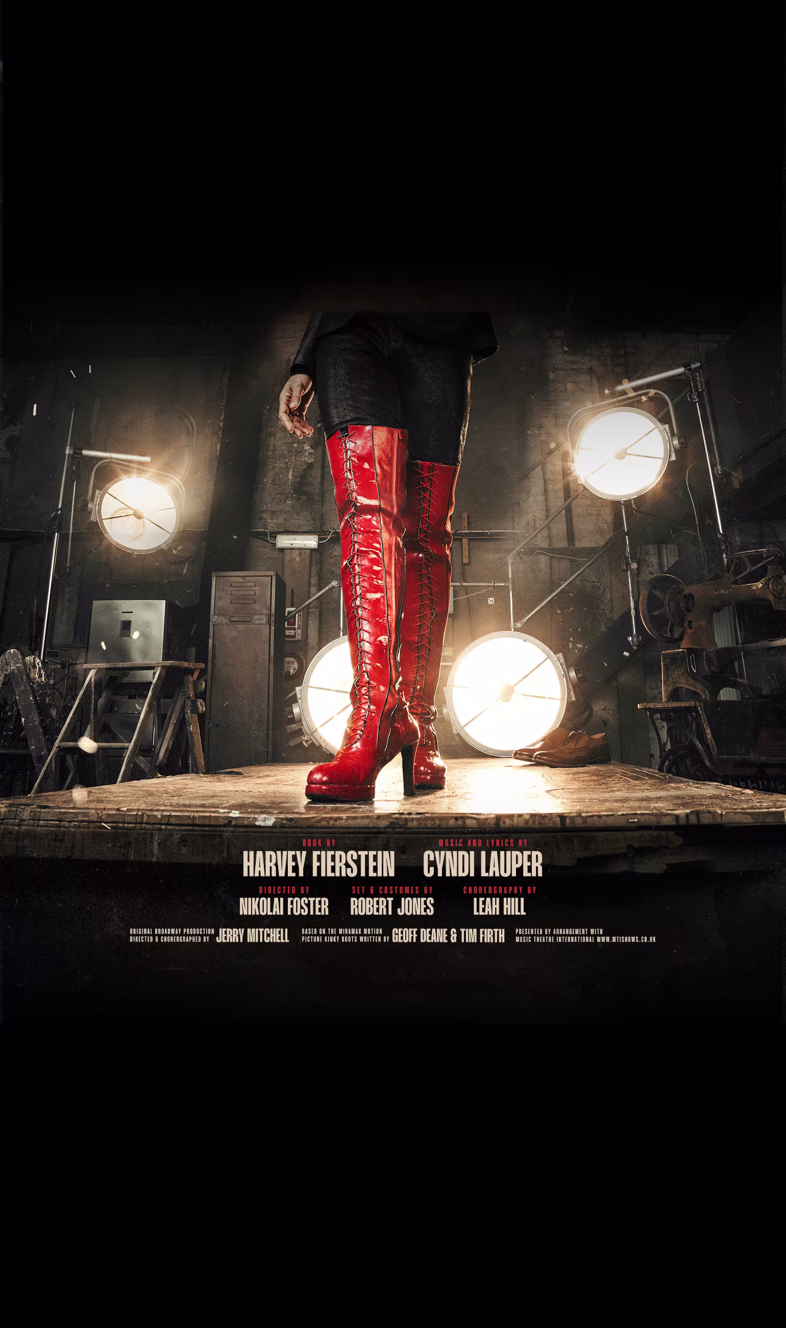 Bild von roten Stiefeln, darauf Credits der Kinky Boots Creatives