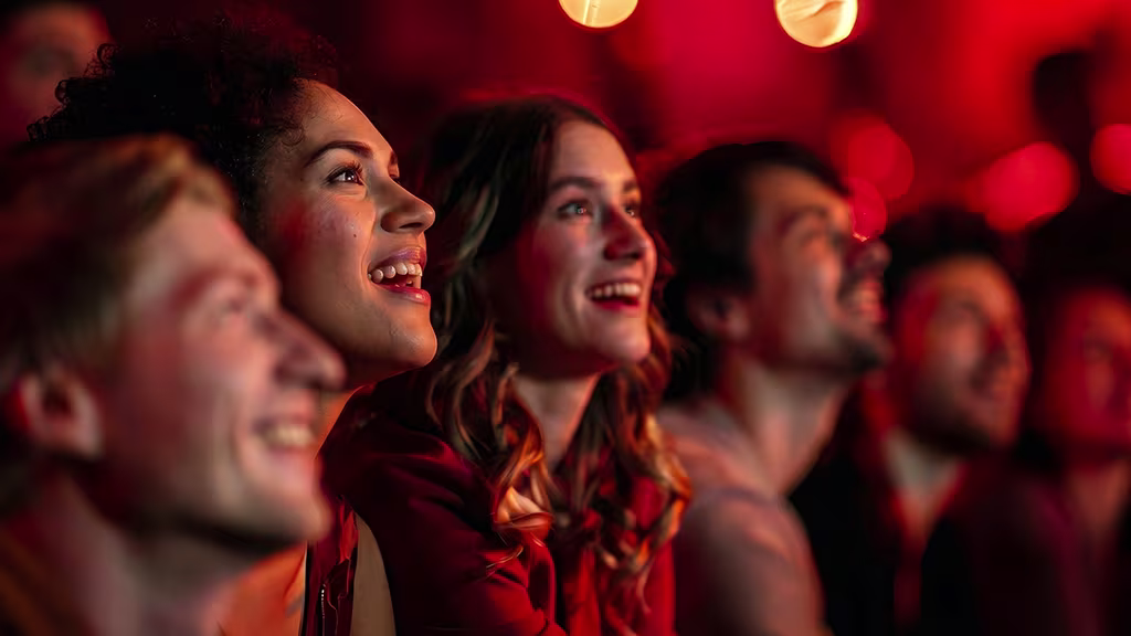 Moulin Rouge! Das Musical Gruppe von Menschen im Theater und lacht