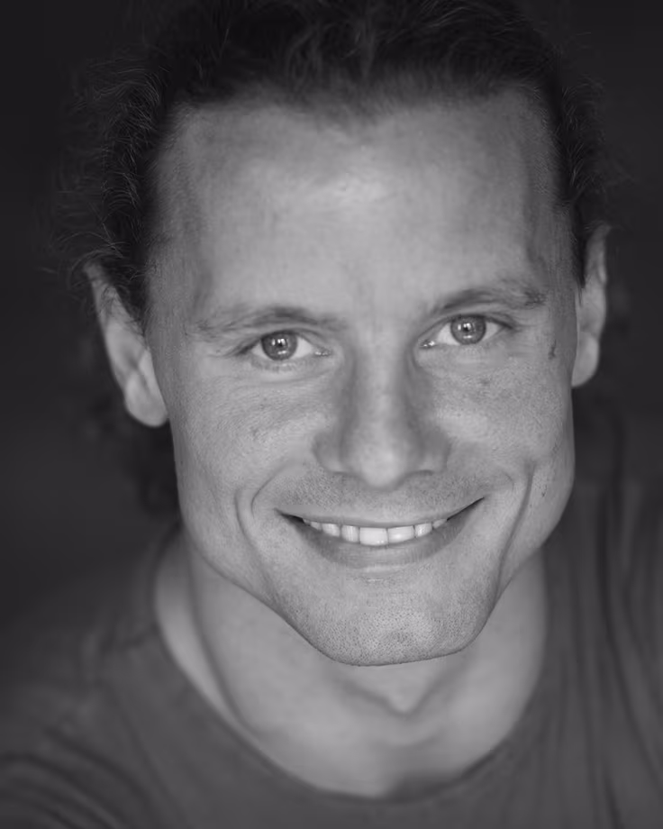 starlight-express-cast-vladimir-hub-credit-736x920-2025