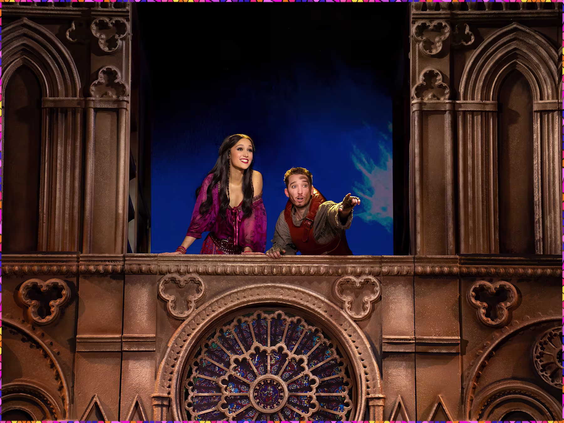 Glöckner von Notre Dame dunkles Bühnenbild mit Frau und Glöckner