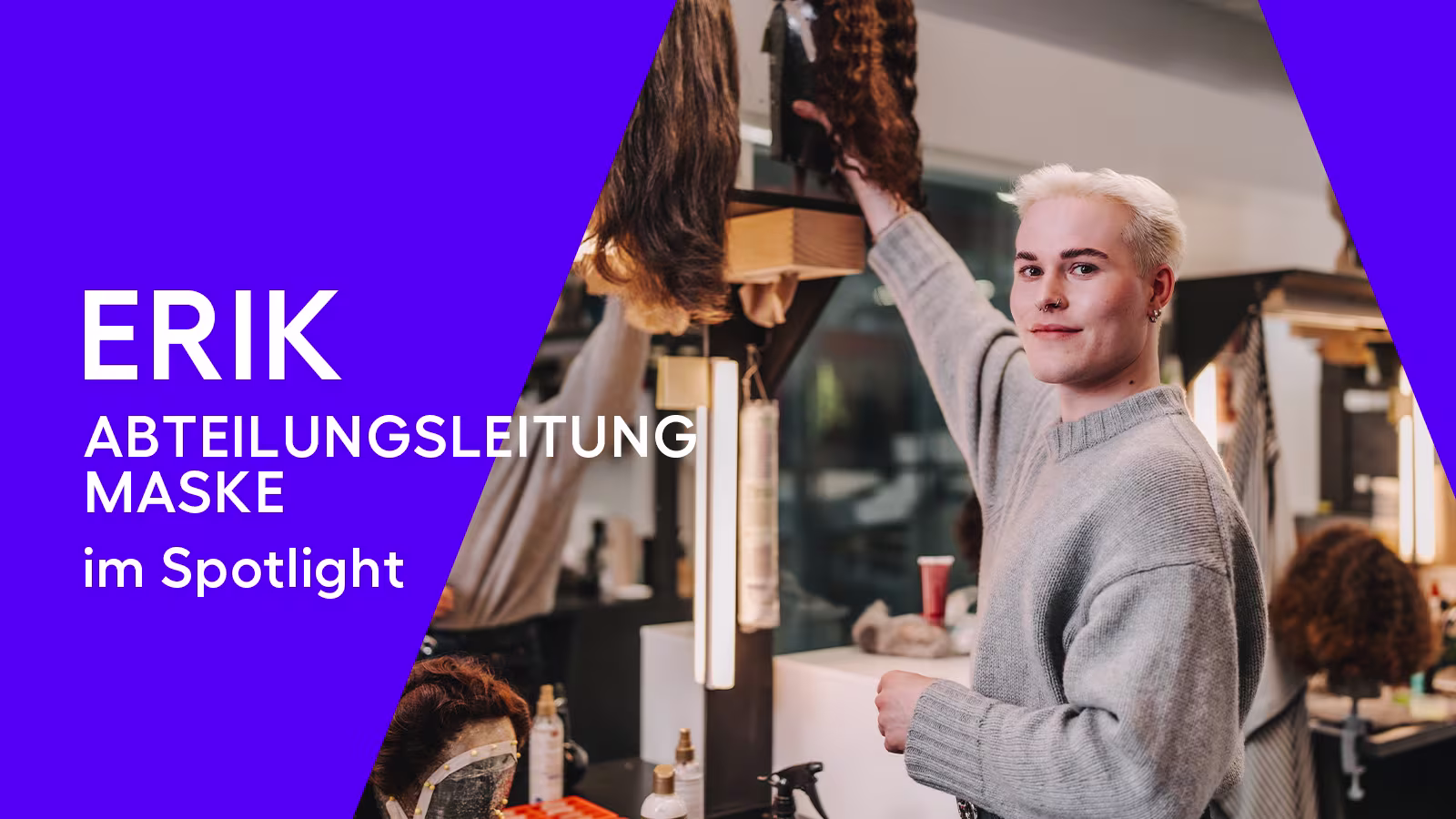 ATG Entertainment - Mann mit blonden Haaren und grauem Pullover an der Maske im Theater