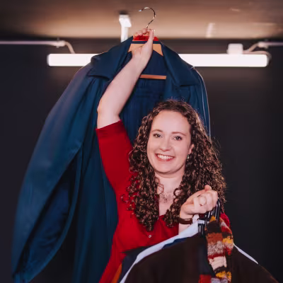 ATG Entertainment - Foto von Frau mit Locken und roter Bluse, die Kleidung trägt