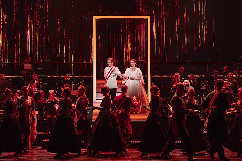 Darsteller*innen auf der Bühne bei "Elisabeth" Musical 