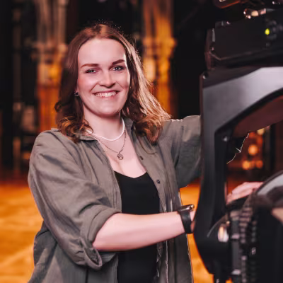 ATG Entertainment Frau mit Bluse an Licht im Theater