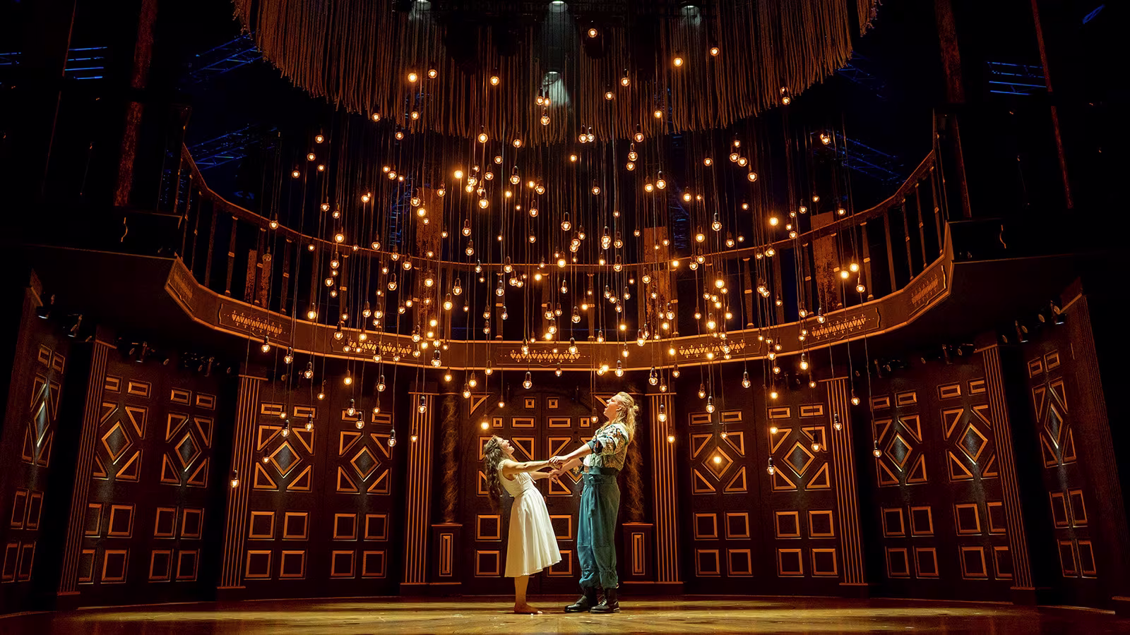 Romeo und Julia tanzen unten einer Lichtermeer