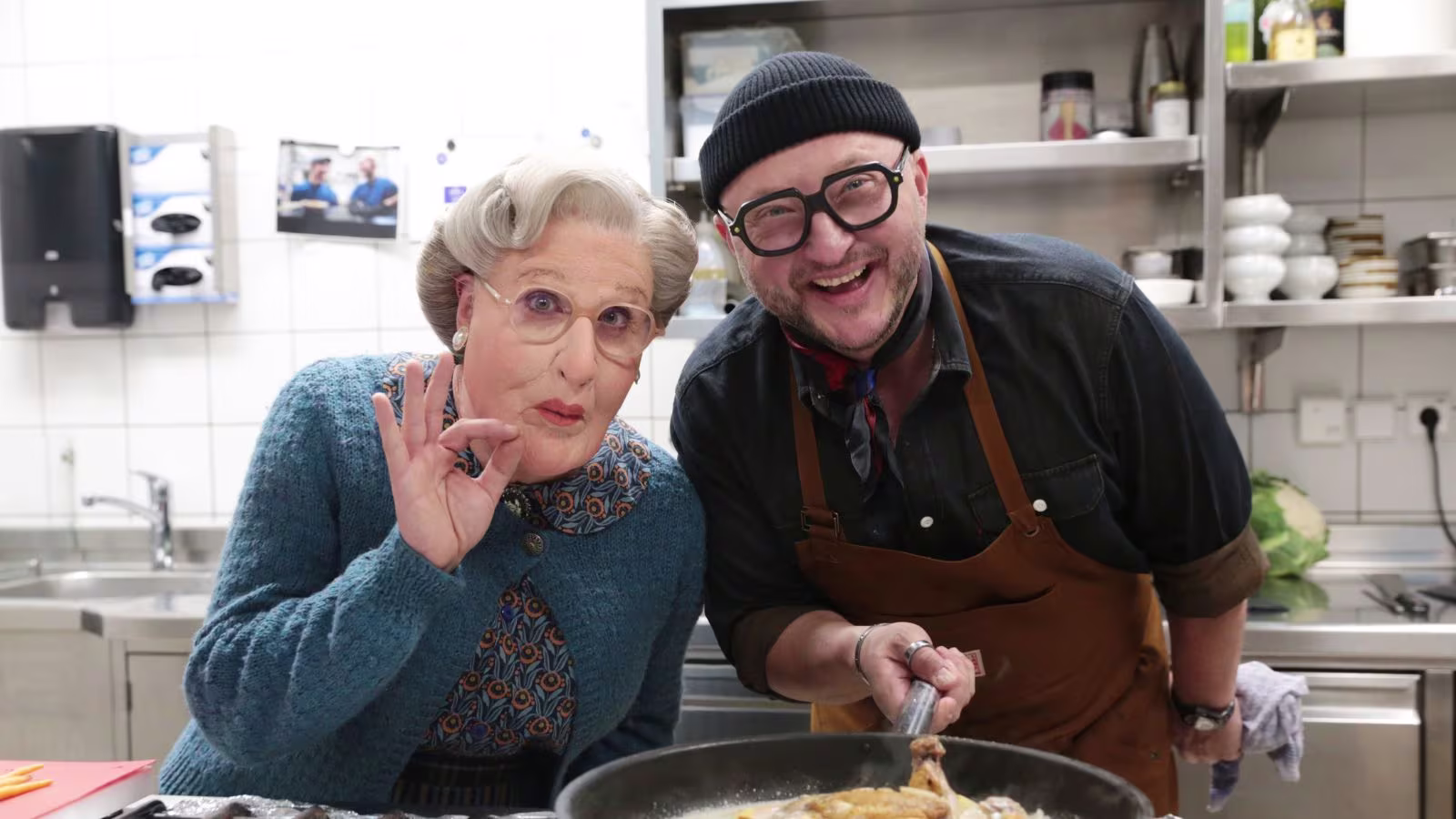 Mrs. Doubtfire und Koch Sebastian Lege mit einer Pfanne in der Hand in der Küche