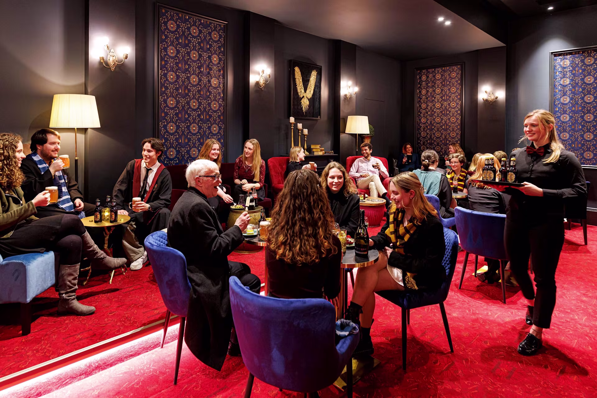 Besucher*innen die in der Lounge sitzen und sich unterhalten
