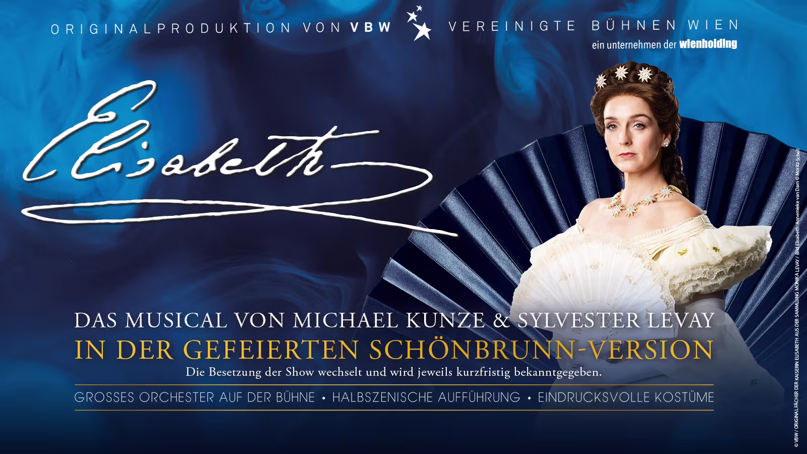 Eine Frau in historischem weißen Kleid und einem großen Fächer in der Handt steht vor blauen Hintergrund. Sie guckt streng und hat eine Hochsteckfrisur mit Blumen. Neben ihr das Logo des Musicals Elisabeth.