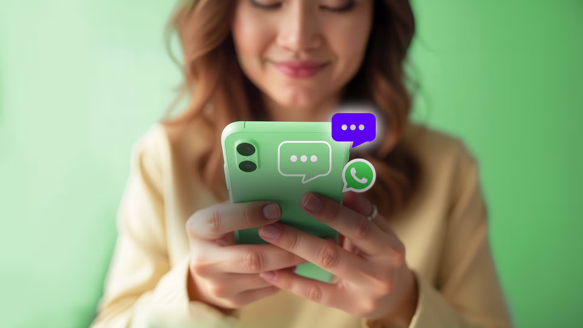 Frau die lächelt während sie auf dem Handy eine Nachricht tippt