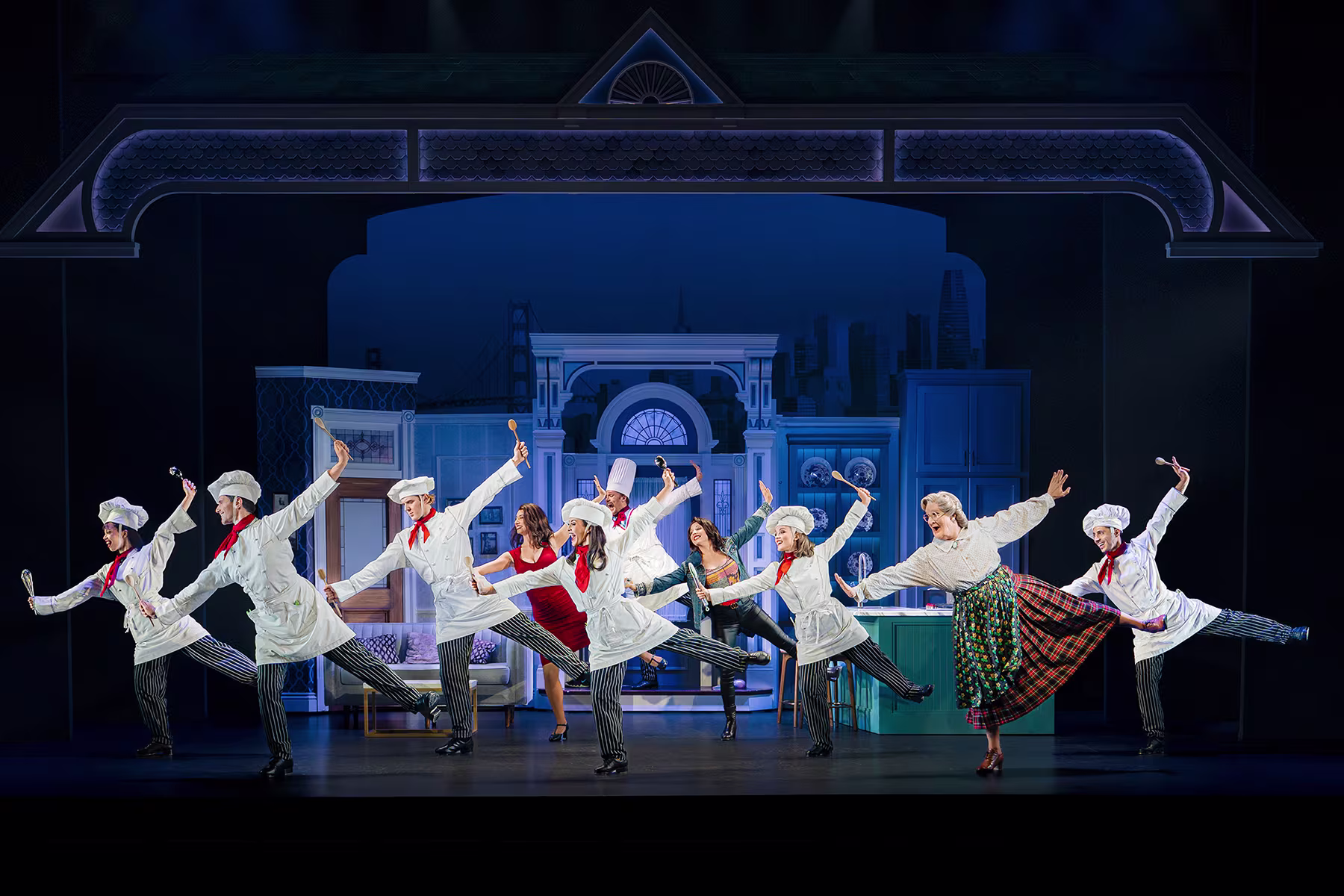 Szene aus Mrs Doubtfire – Der neue Musical-Hit: Köche tanzen auf der Bühne durch die Küche