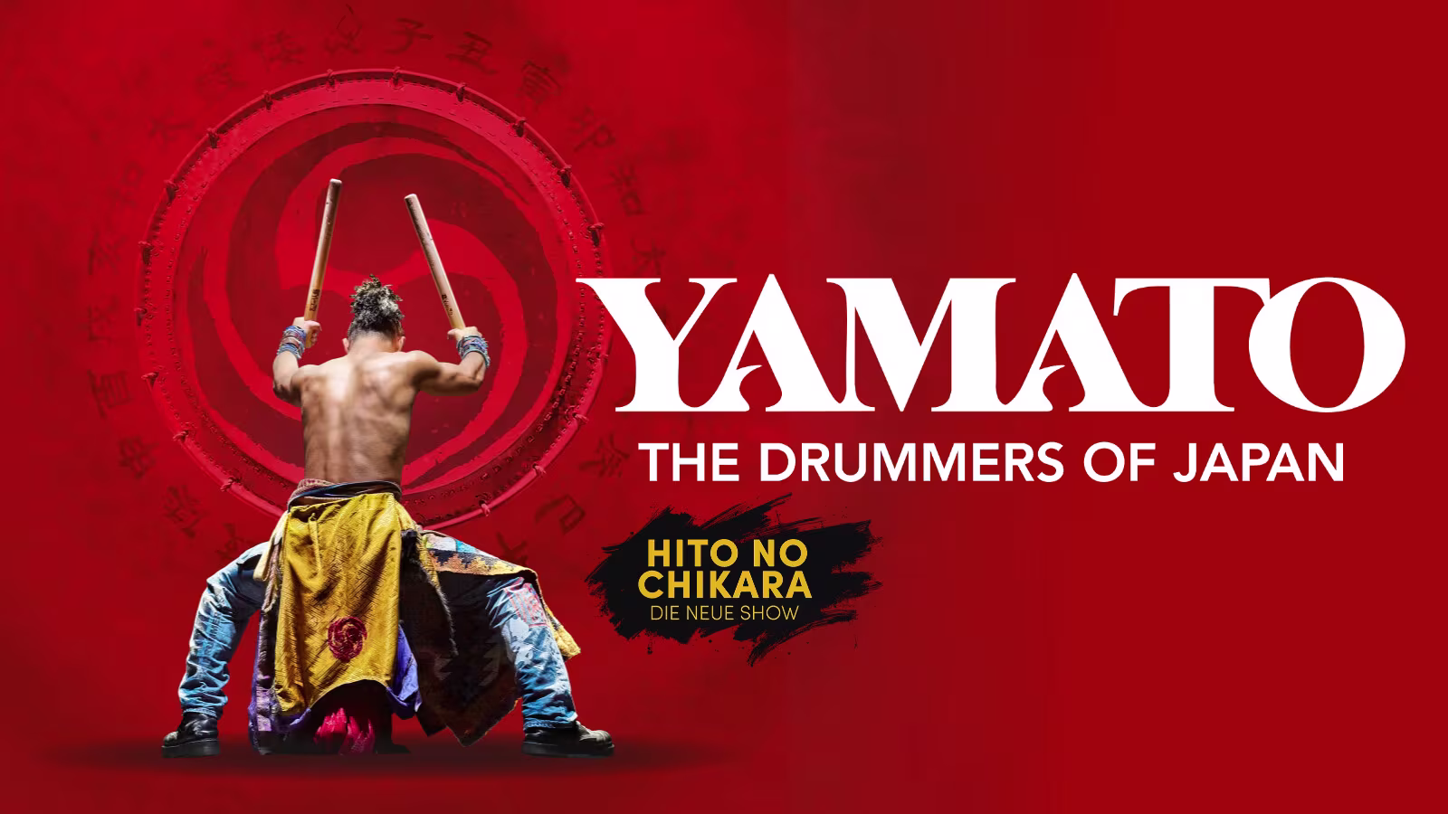 Ein Mann steht breitbeinig vor einer großen roten Trommel, er hat zwei Schlägel in den Händen. Daneben das Logo von Yamato - The Drummers of Japan.