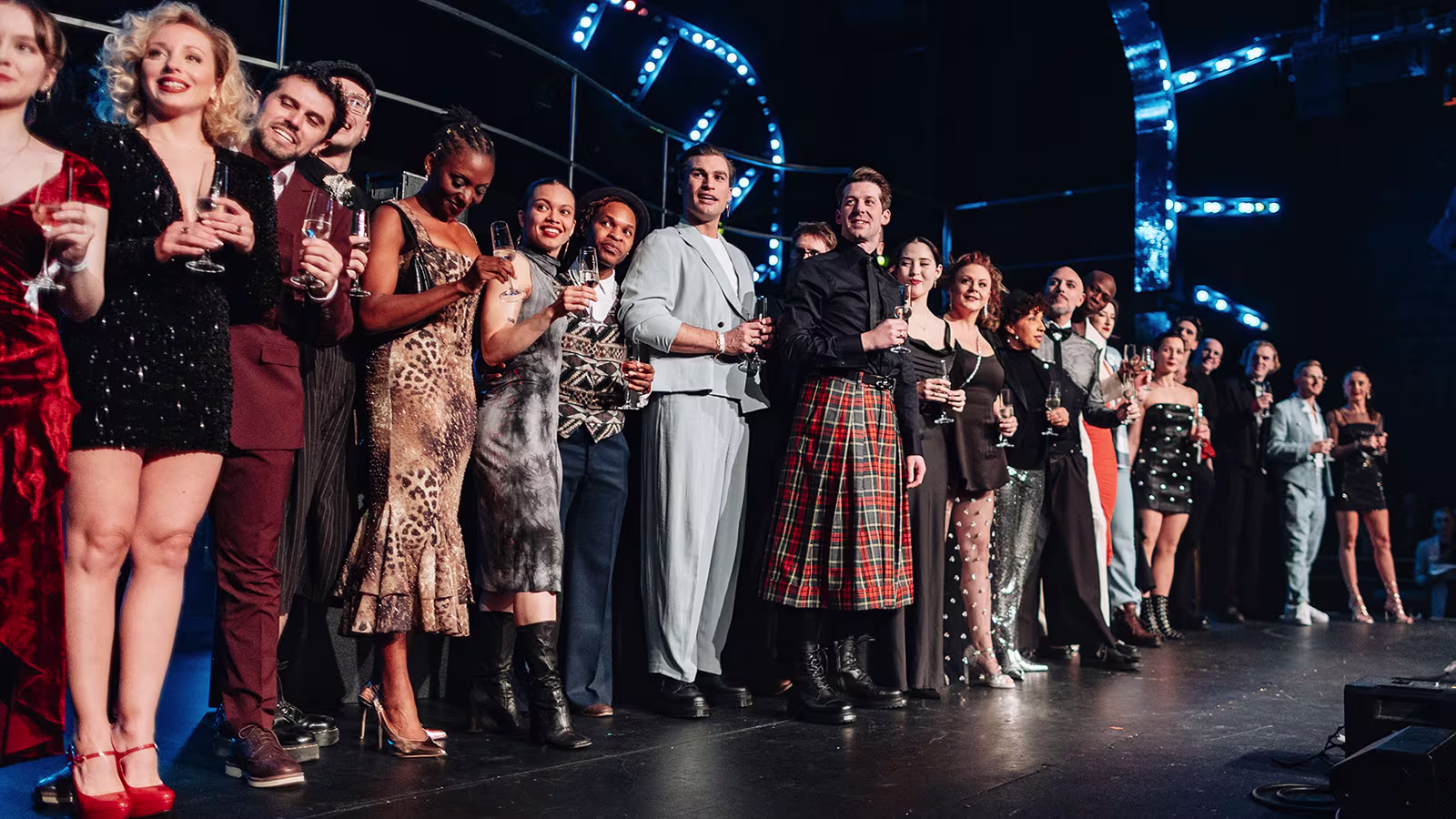 Ein Foto von der Mrs. Doubtfire Cast nach der Premiere