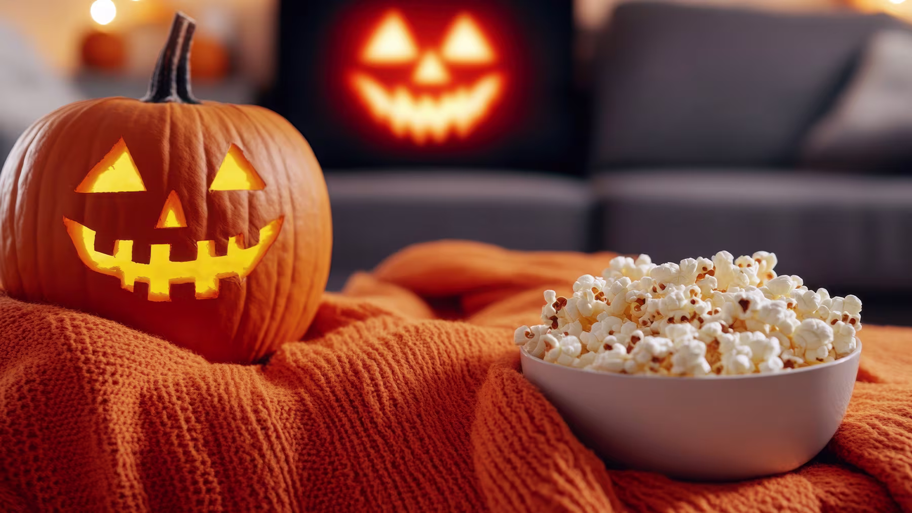 Halloween Filmmarathon mit Popcorn und Fernseher