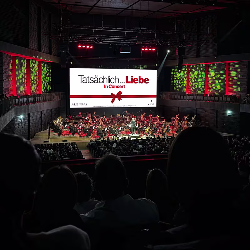 Foto aus Zuschauersicht auf die Bühne während "Tatsächlich lieben" 
