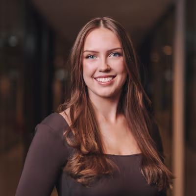 Portrait von Frau mit langen Haaren und braunem Oberteil