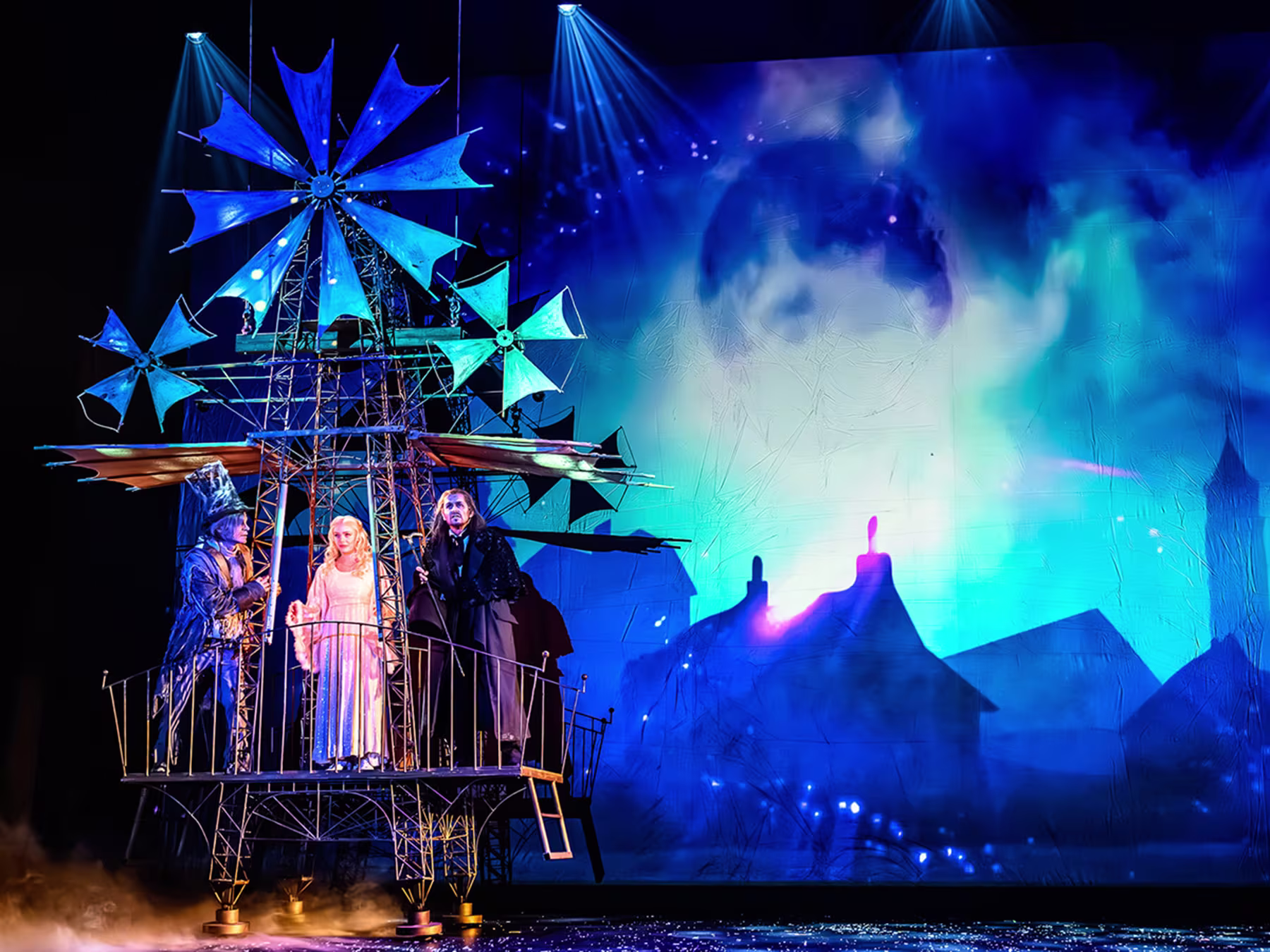 Der Geist der Weihnacht - drei Personen auf der Bühne mit blauem Licht
