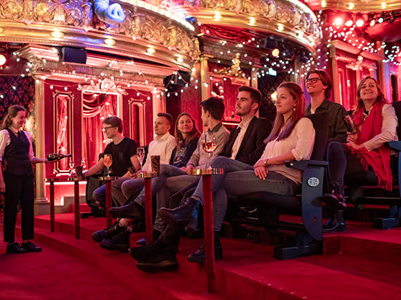 Besucher*innen sitzend im Musicalsaal 