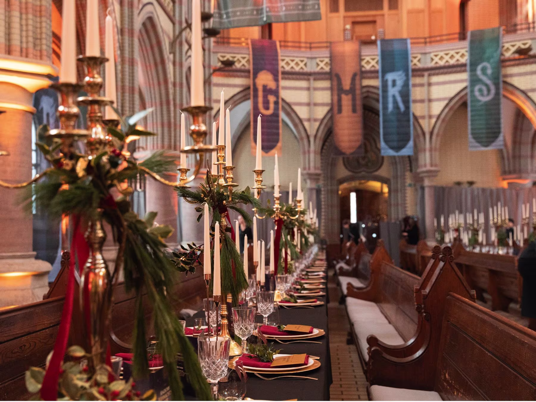Harry Potter und das verwunschene Kind - Tafel mit Häuserflaggen