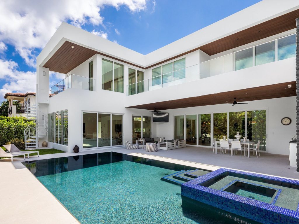 Book your luxurious Super Bowl accommodation now! - Image 6