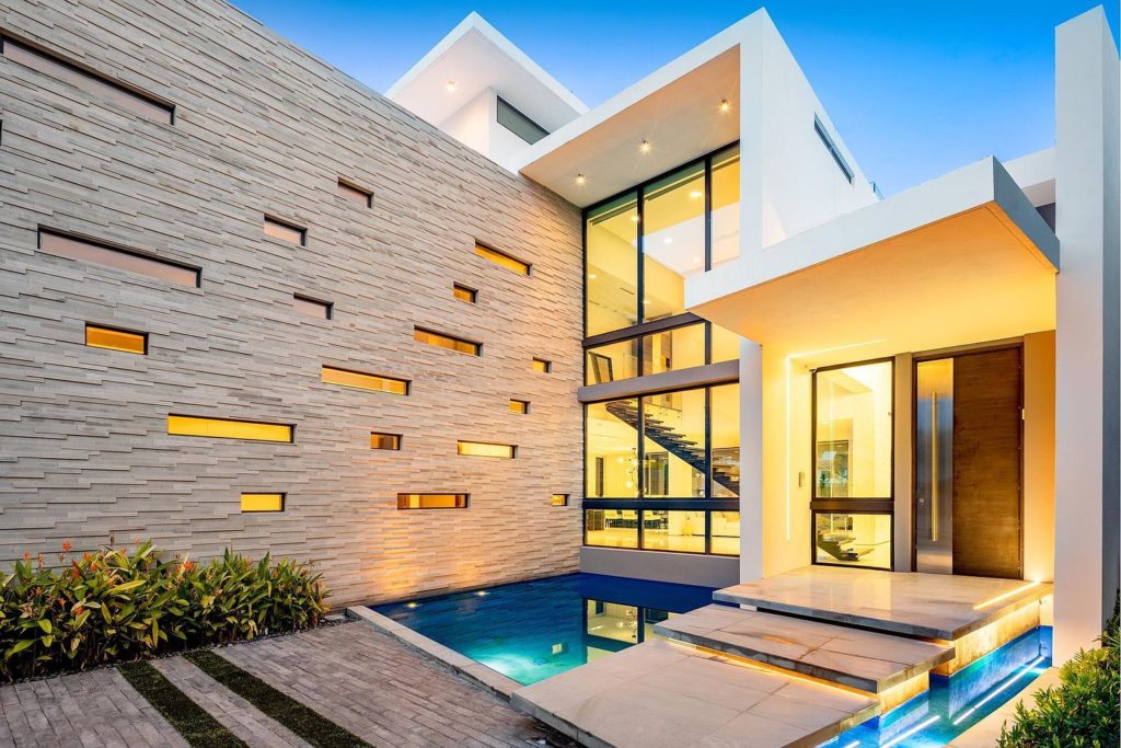 Book your luxurious Super Bowl accommodation now! - Image 1