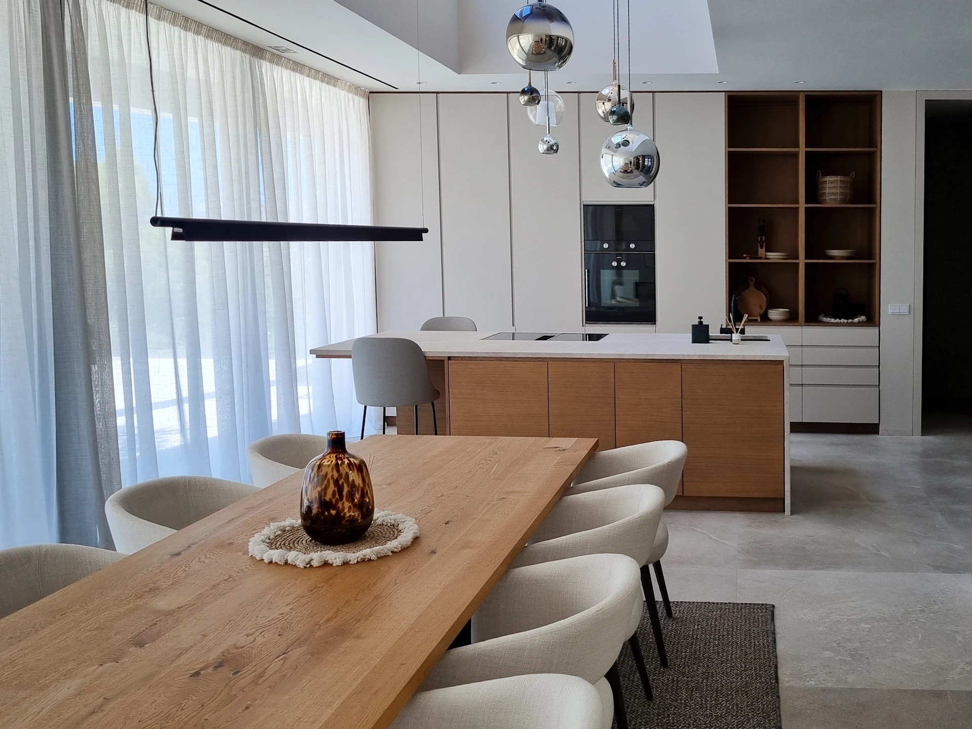 Moderne Küche mit schönem Lichtkonzept in einer Villa auf Mallorca