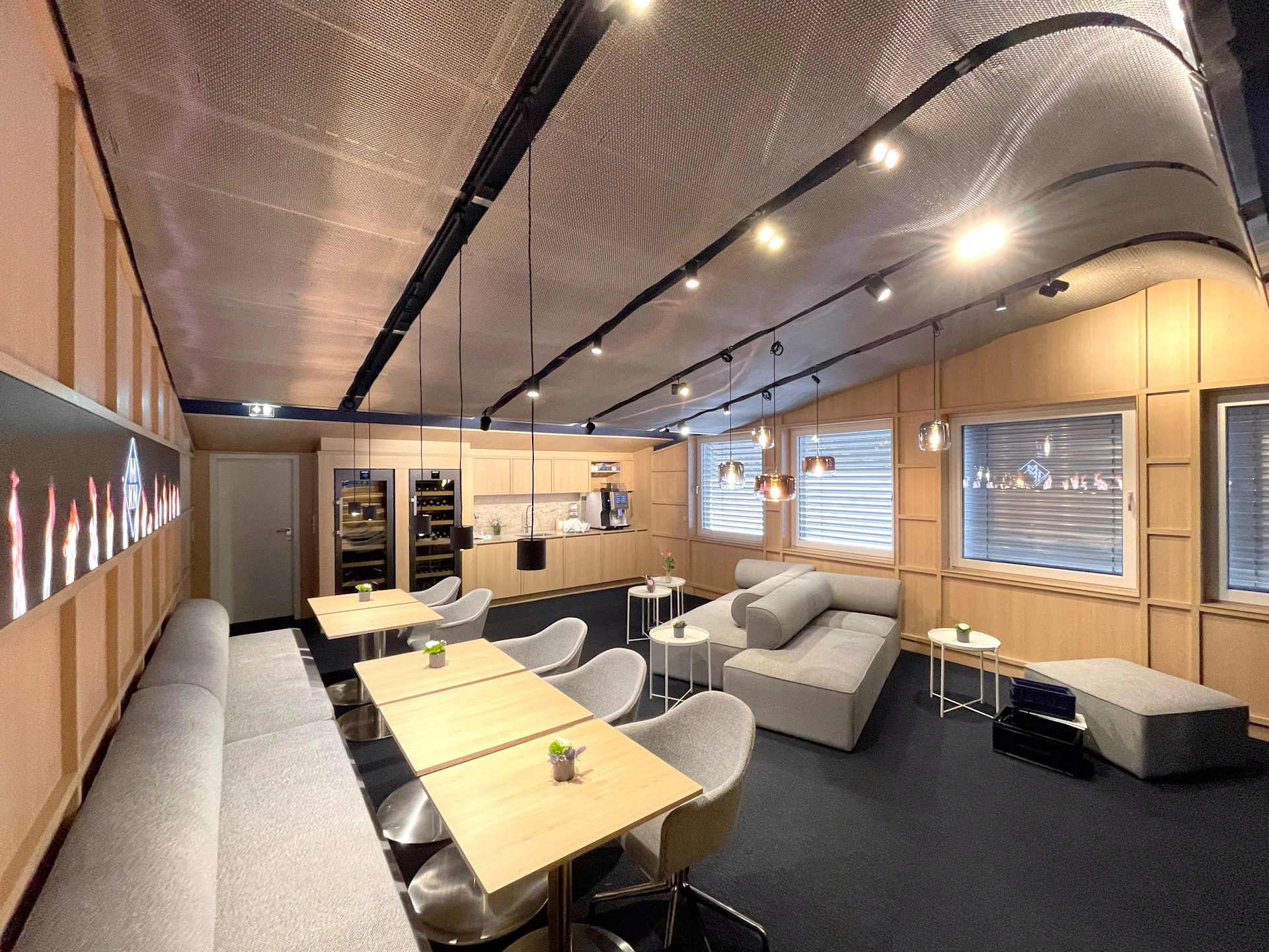 Loungebereich mit modernem Lichtkonzept und unsichtbaren Lautsprechern in der Decke 2.0