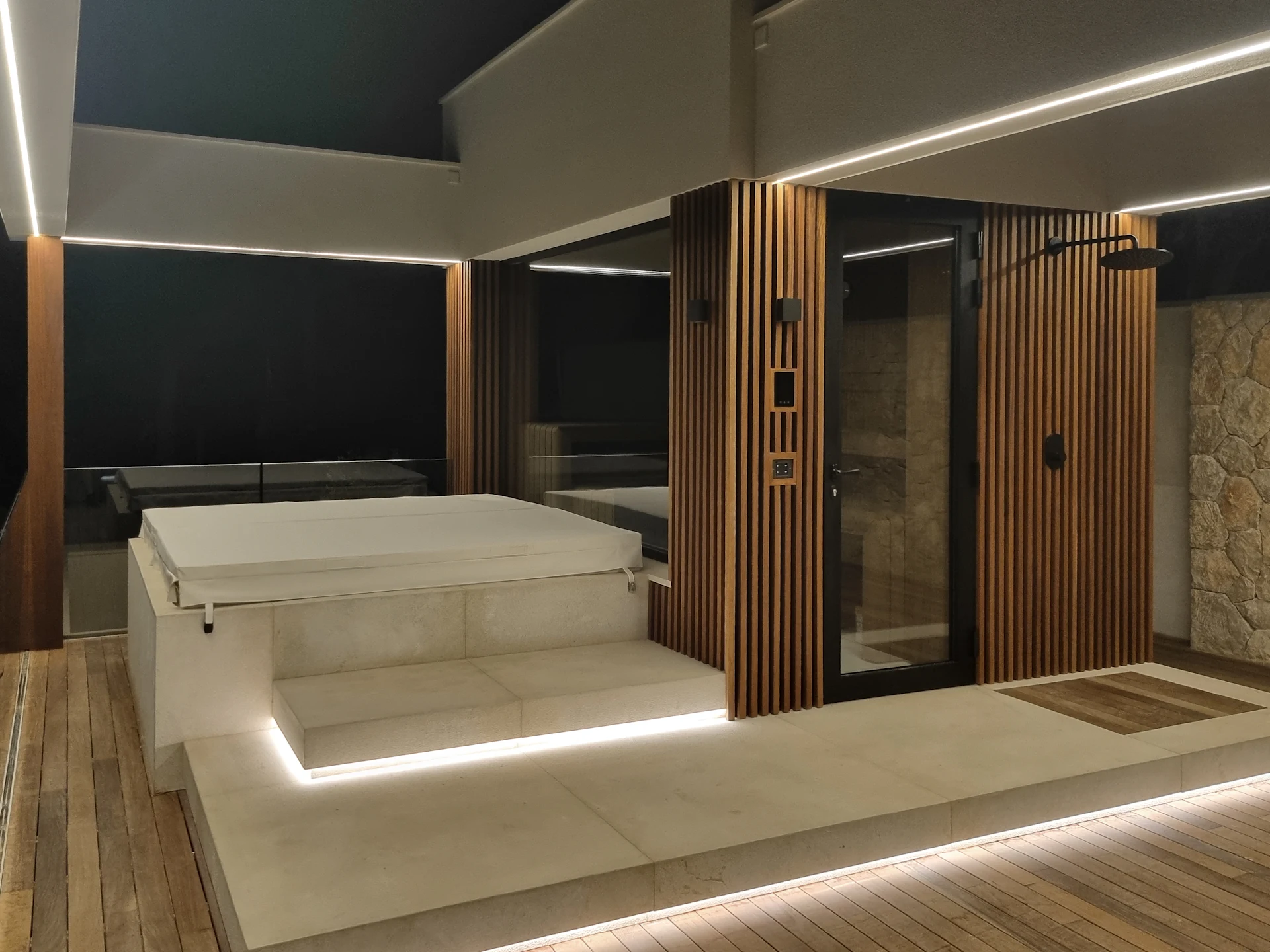 Moderne Dachterrasse mit indirekter Beleuchtung und Smart Home