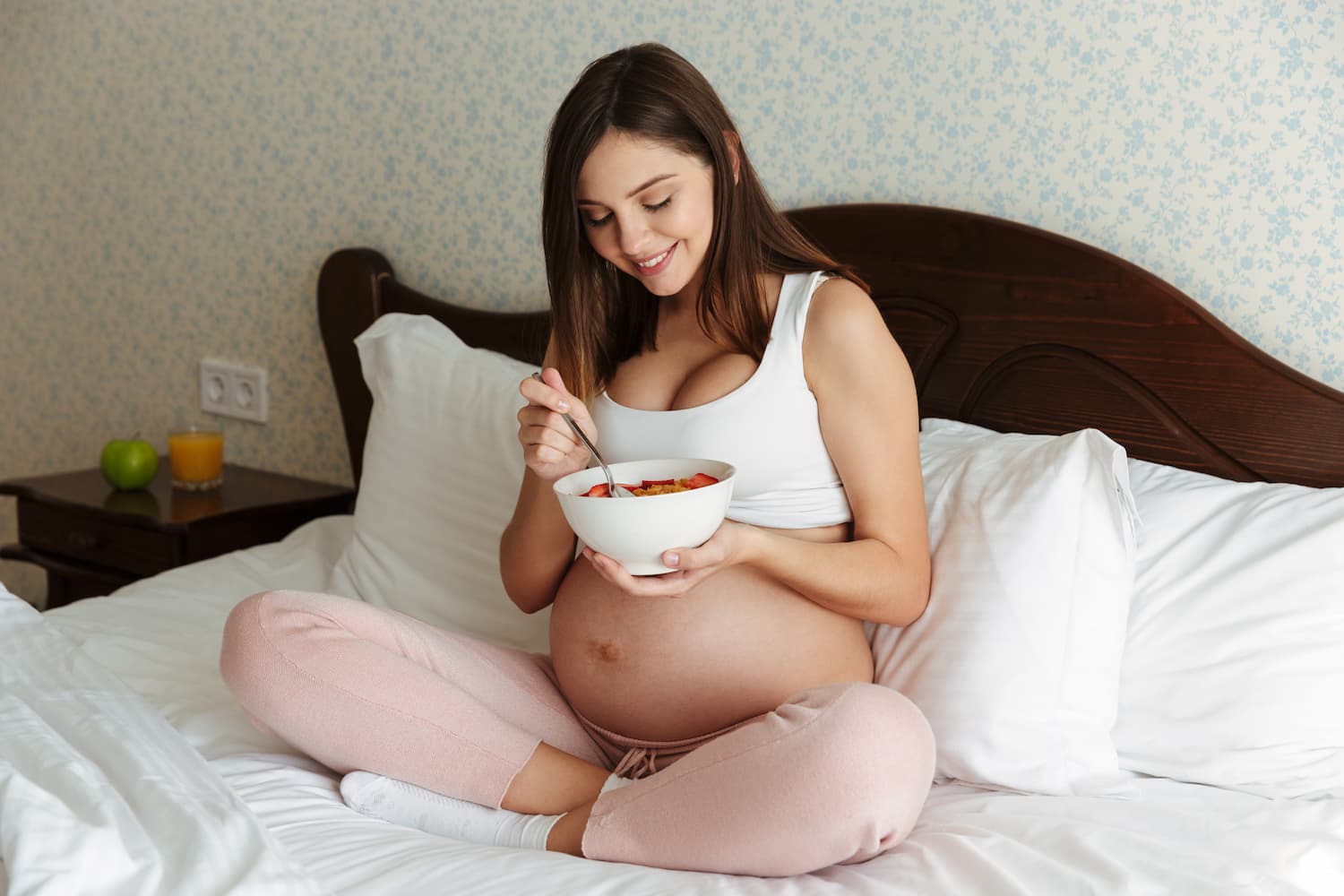 Zdrowa dieta dla kobiet w ciąży – dietetyczka poleca co jeść, a czego unikać