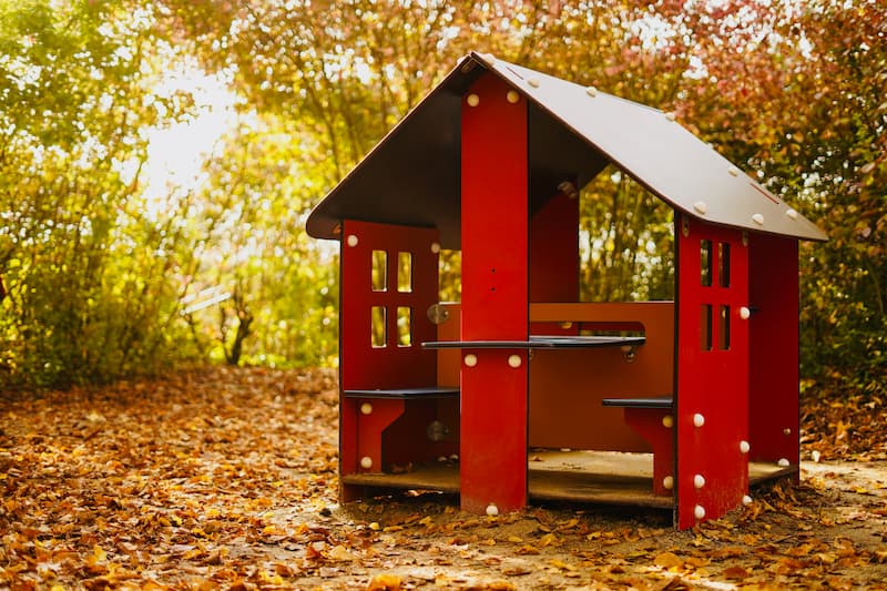 Drewniany domek dla dzieci – do ogrodu i nie tylko [ranking 2023]