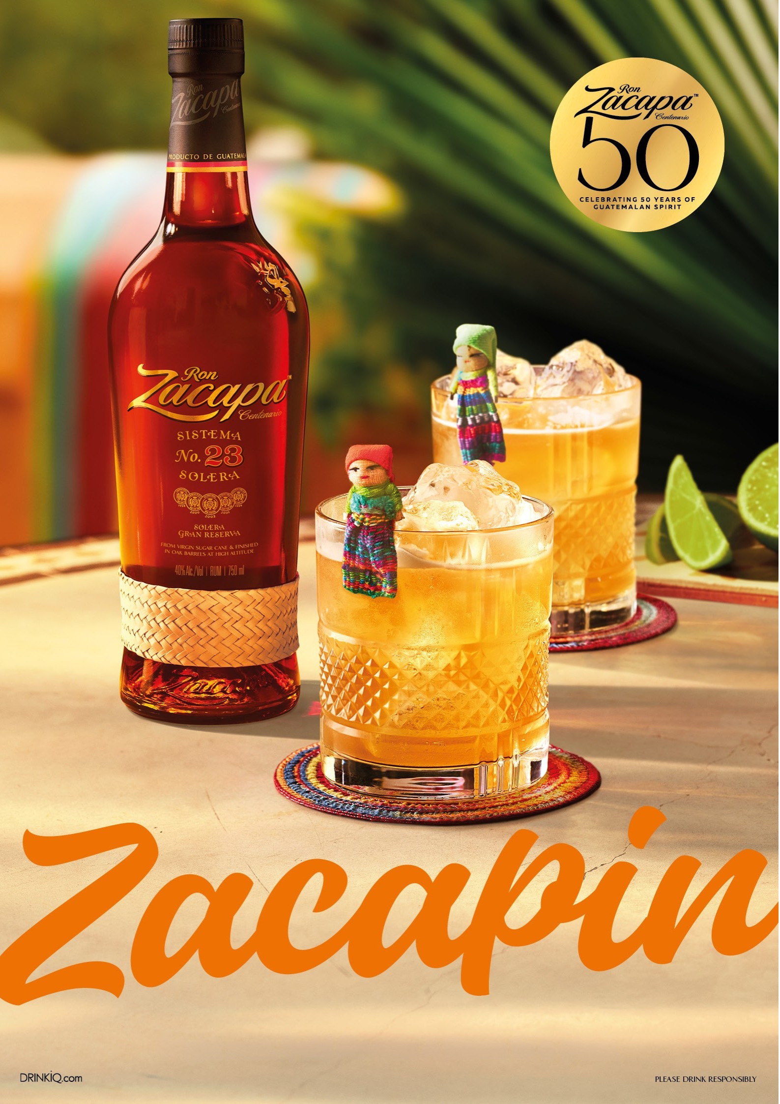Cóctel Zacapin con Ron Zacapa No. 23, jugo de lima y amargo de naranja, servido con hielo y decorado con un quitapena