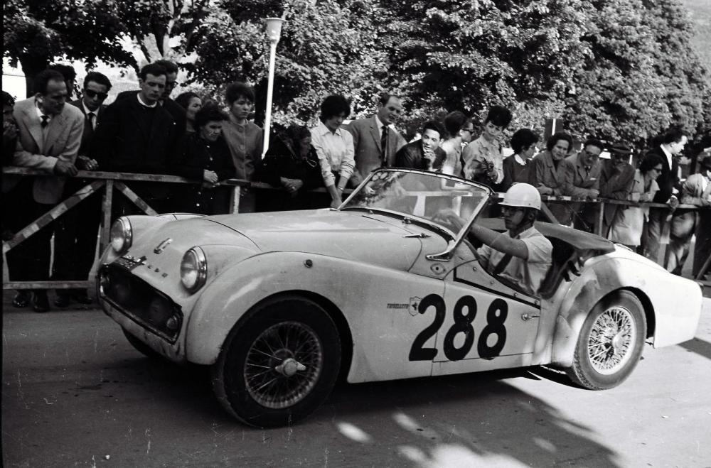 Triumph-TR3a-De-Adamich