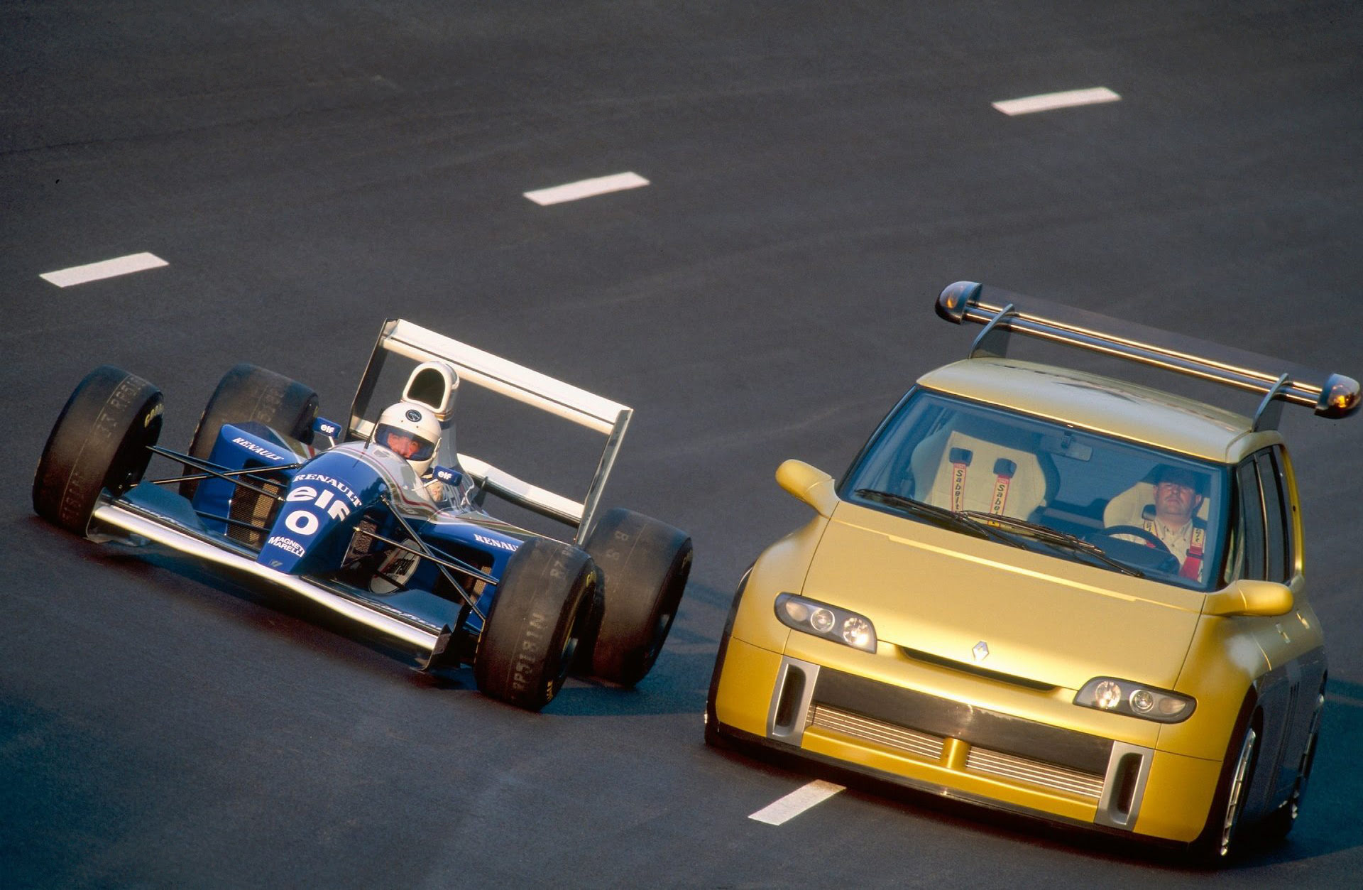 Broken Dreams: Renault Espace F1. An undercover Formula 1