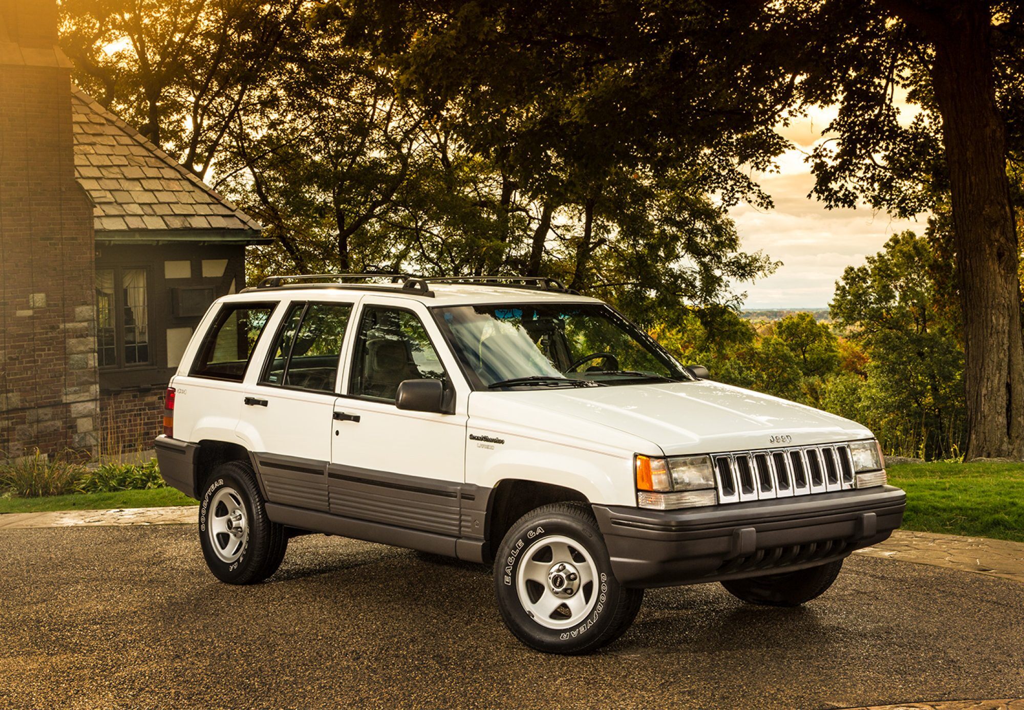 Jeep-History-1990s-Pillar-Grand-Cherokee-1.jpg.image .2000