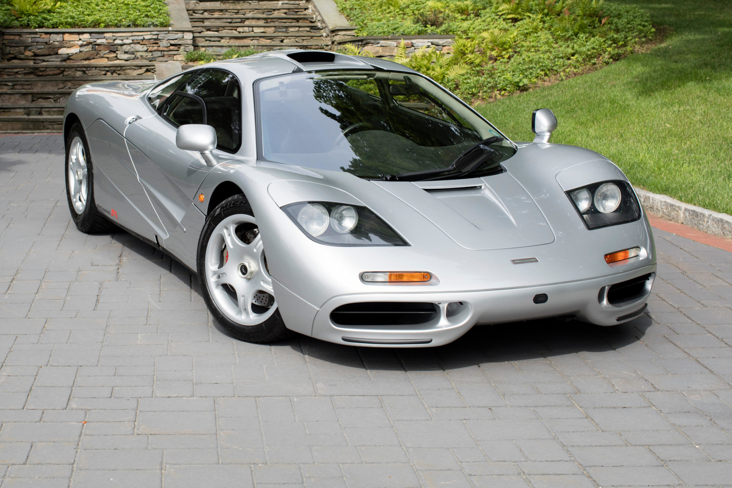 bugatti vs mclaren f1