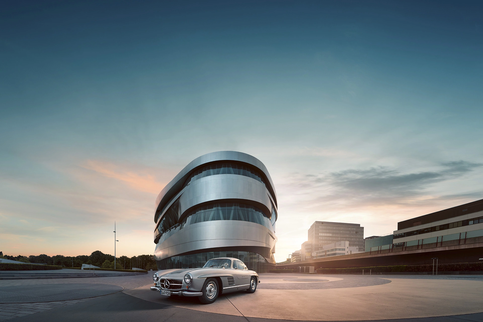 Mercedes-Benz and Roarington: A Journey from the Past to the Future image