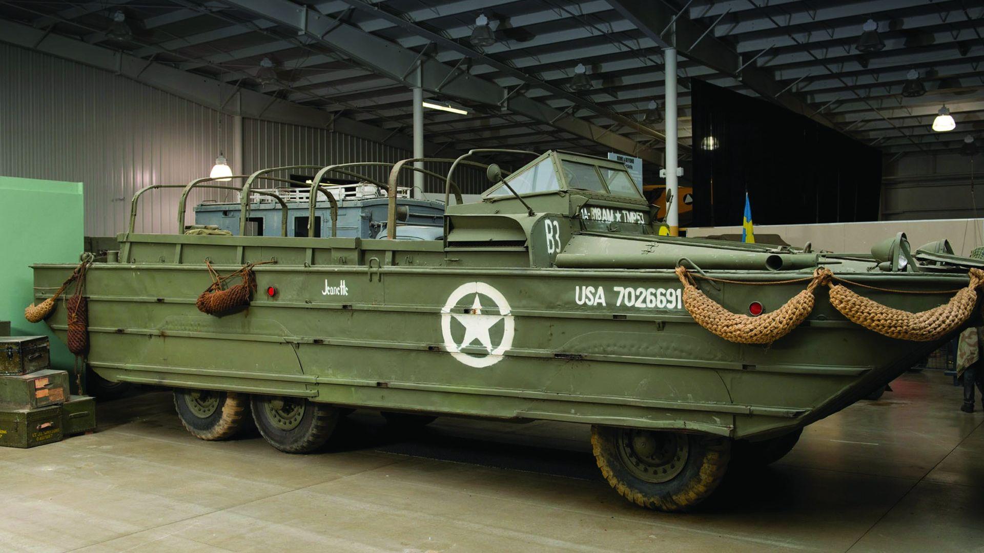 AMPHIBIOUS VEHICLE DUKW image 4