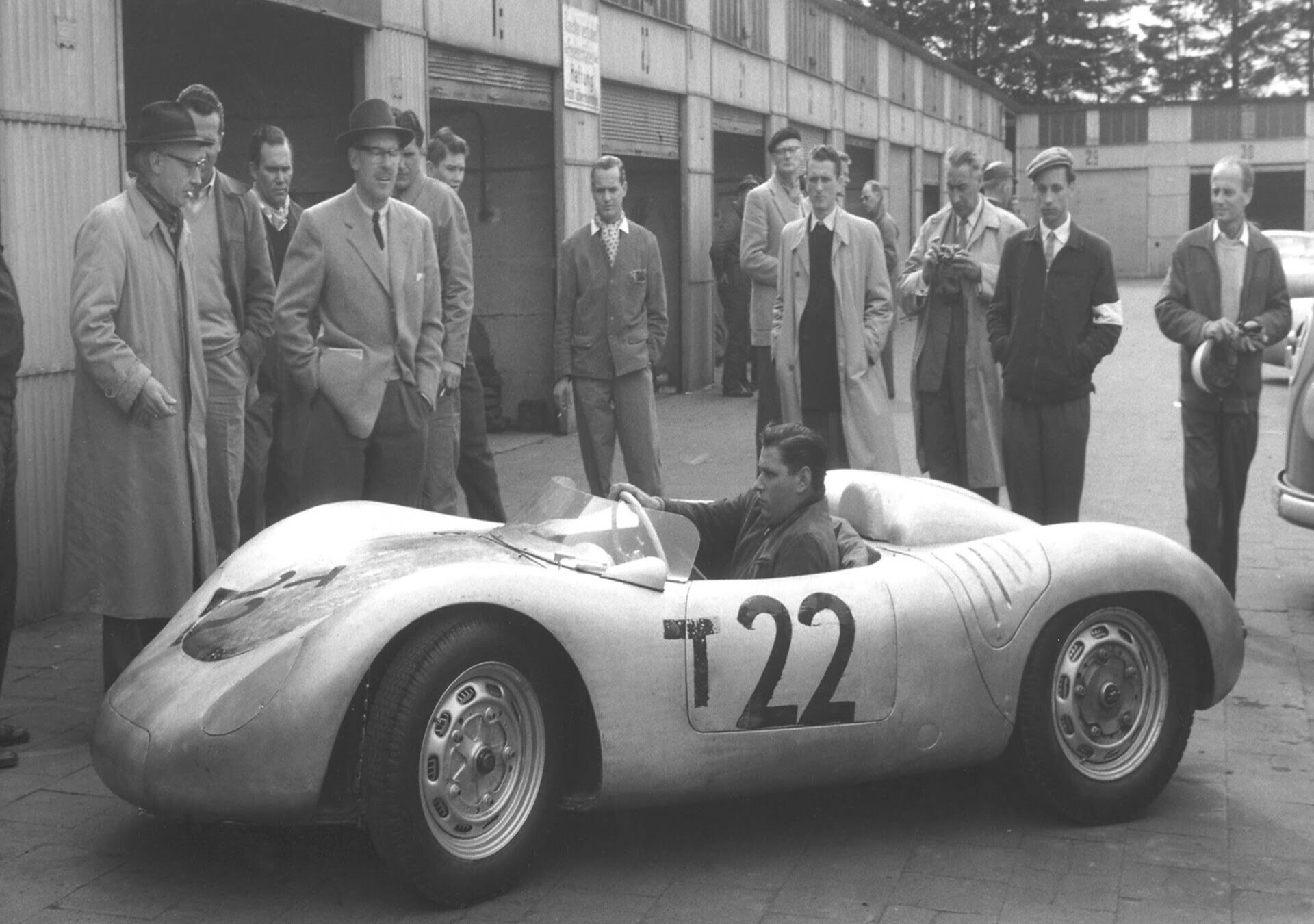 Porsche, school of lightness and simplicity - 1