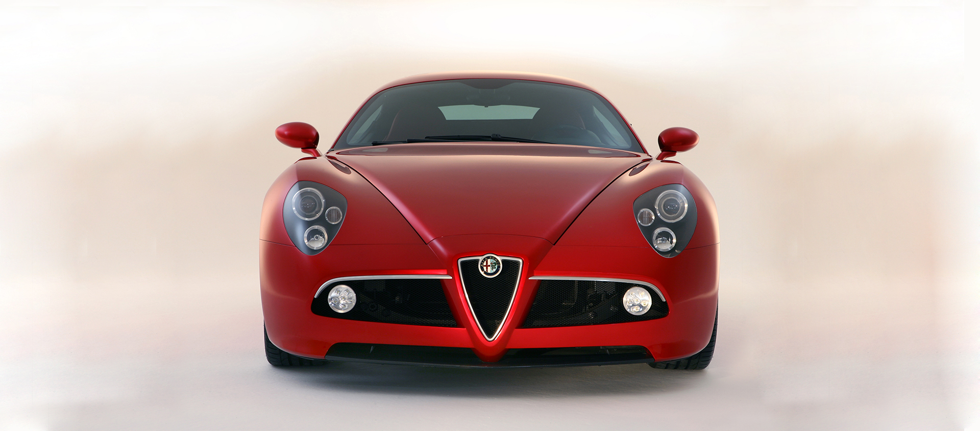 Alfa Romeo 8C Spider shows up in Milan