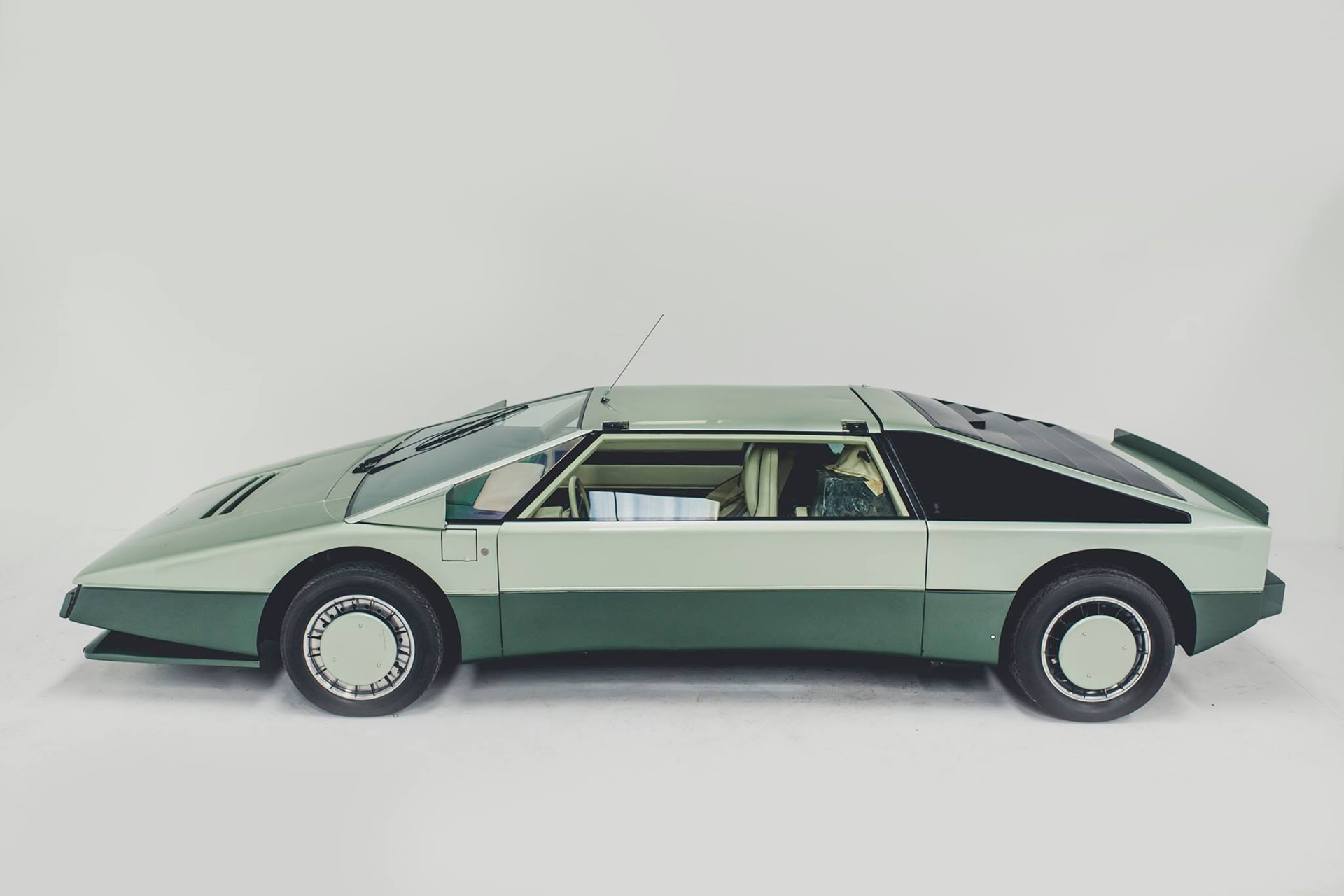 Broken Dreams: Aston Martin Bulldog - 1