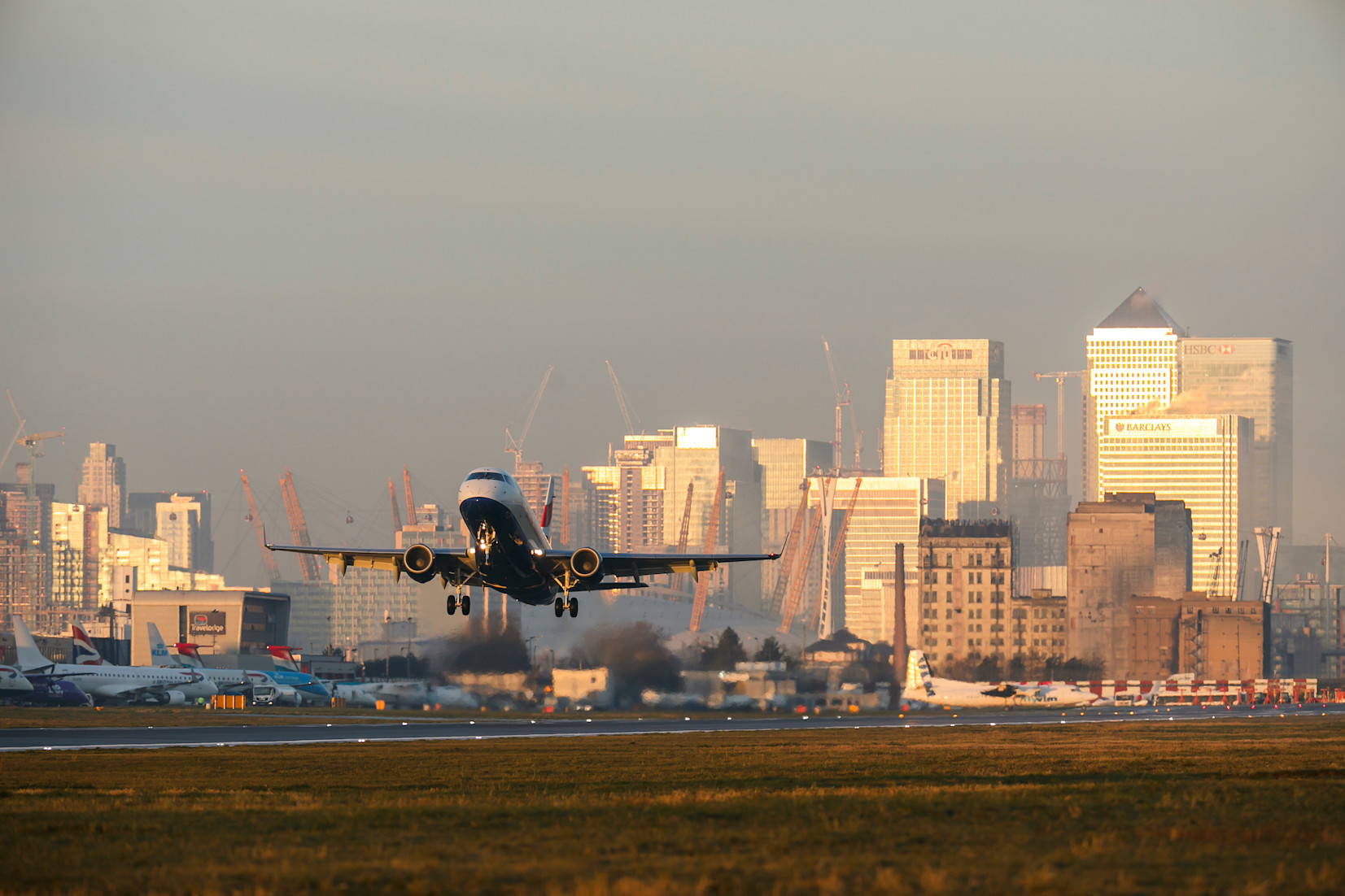 Plane landing at LCY
