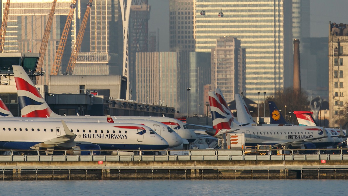 Planes on runway at LCY